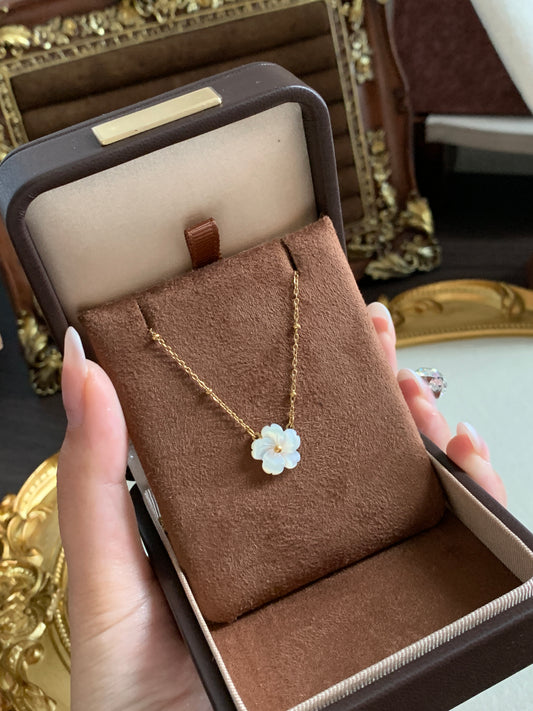 Mother-of-Pearl Flower Necklace