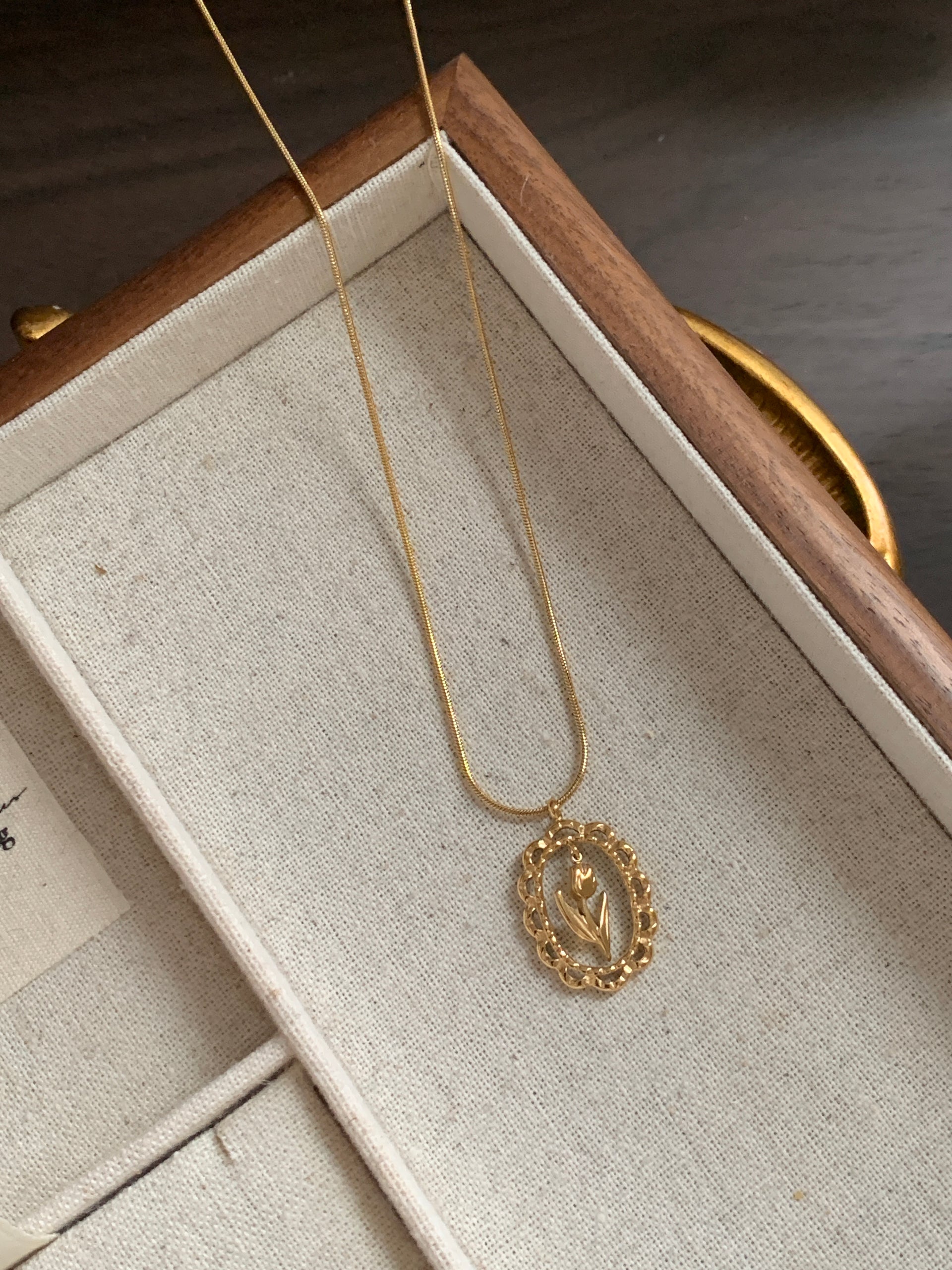 Oval Tulip Pendant Necklace