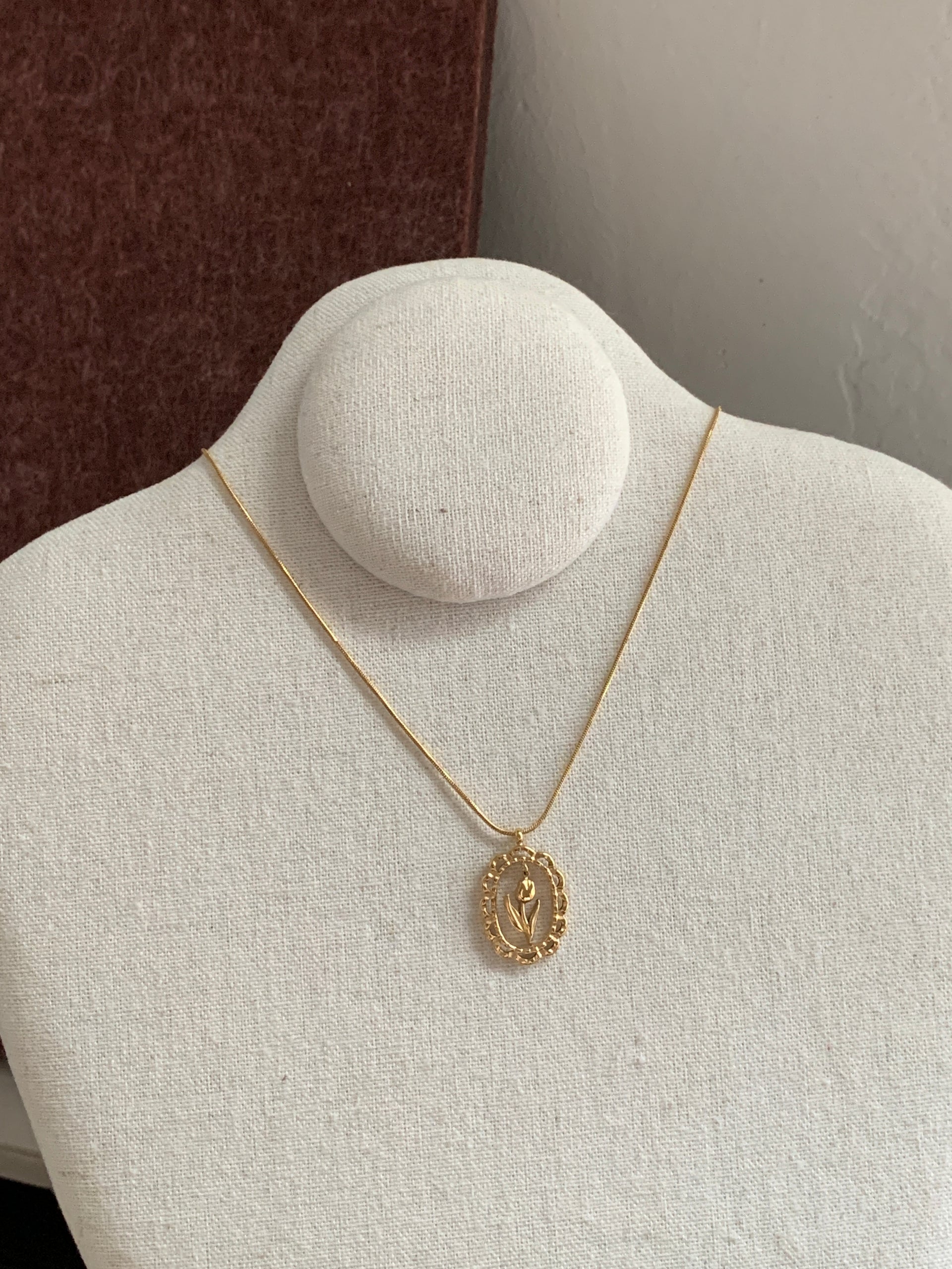 Oval Tulip Pendant Necklace