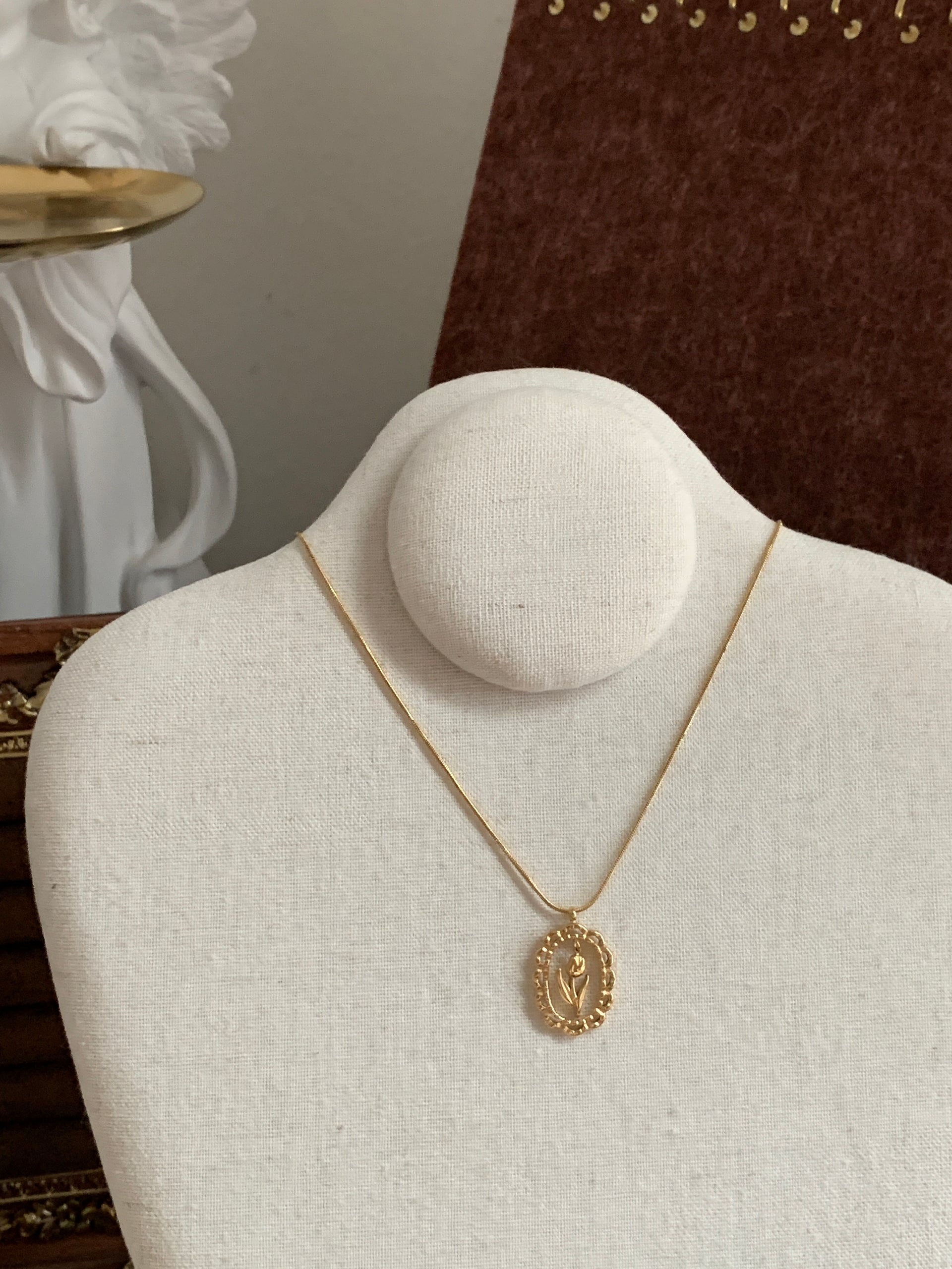 Oval Tulip Pendant Necklace