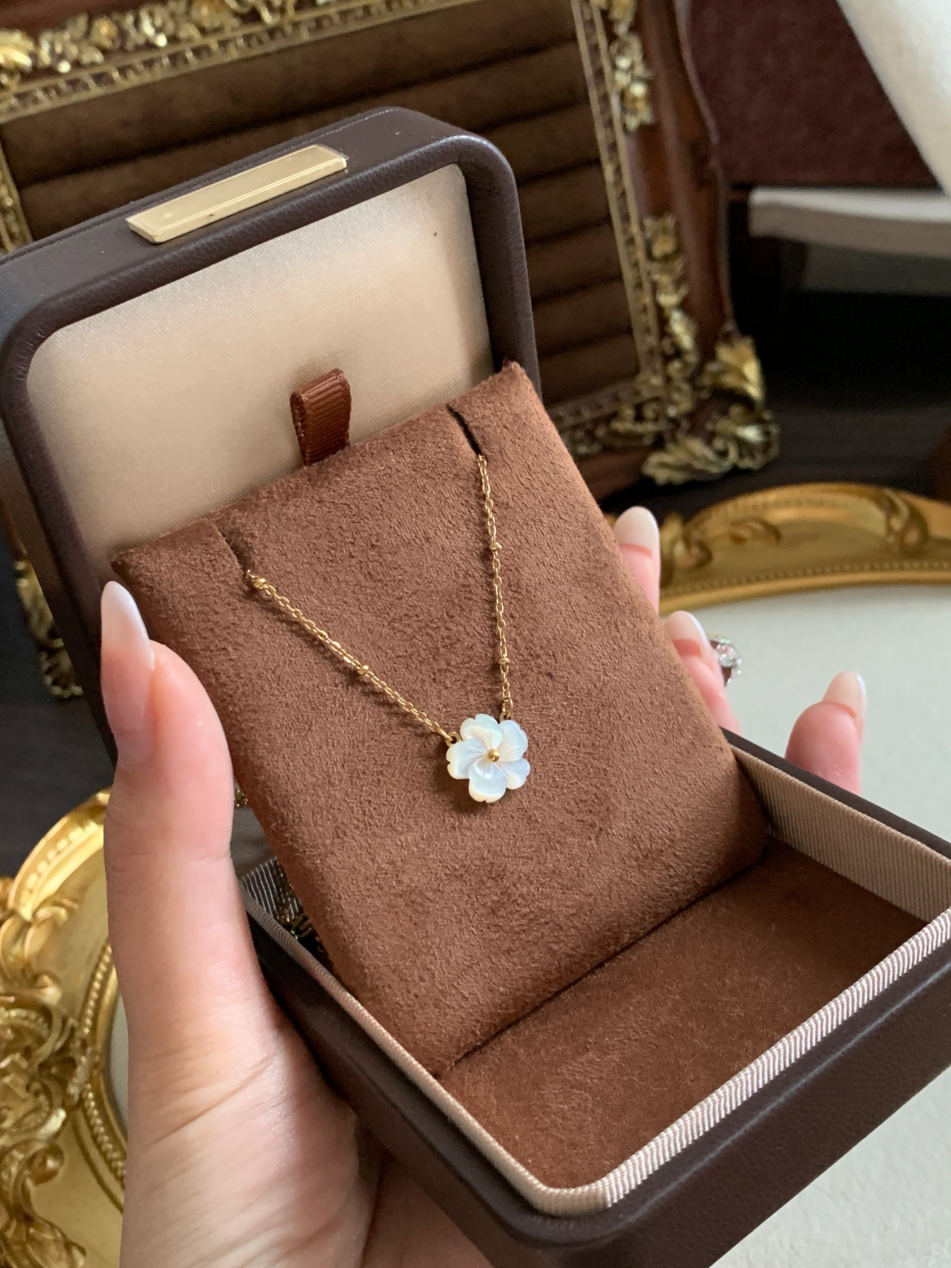 Mother-of-Pearl Flower Necklace