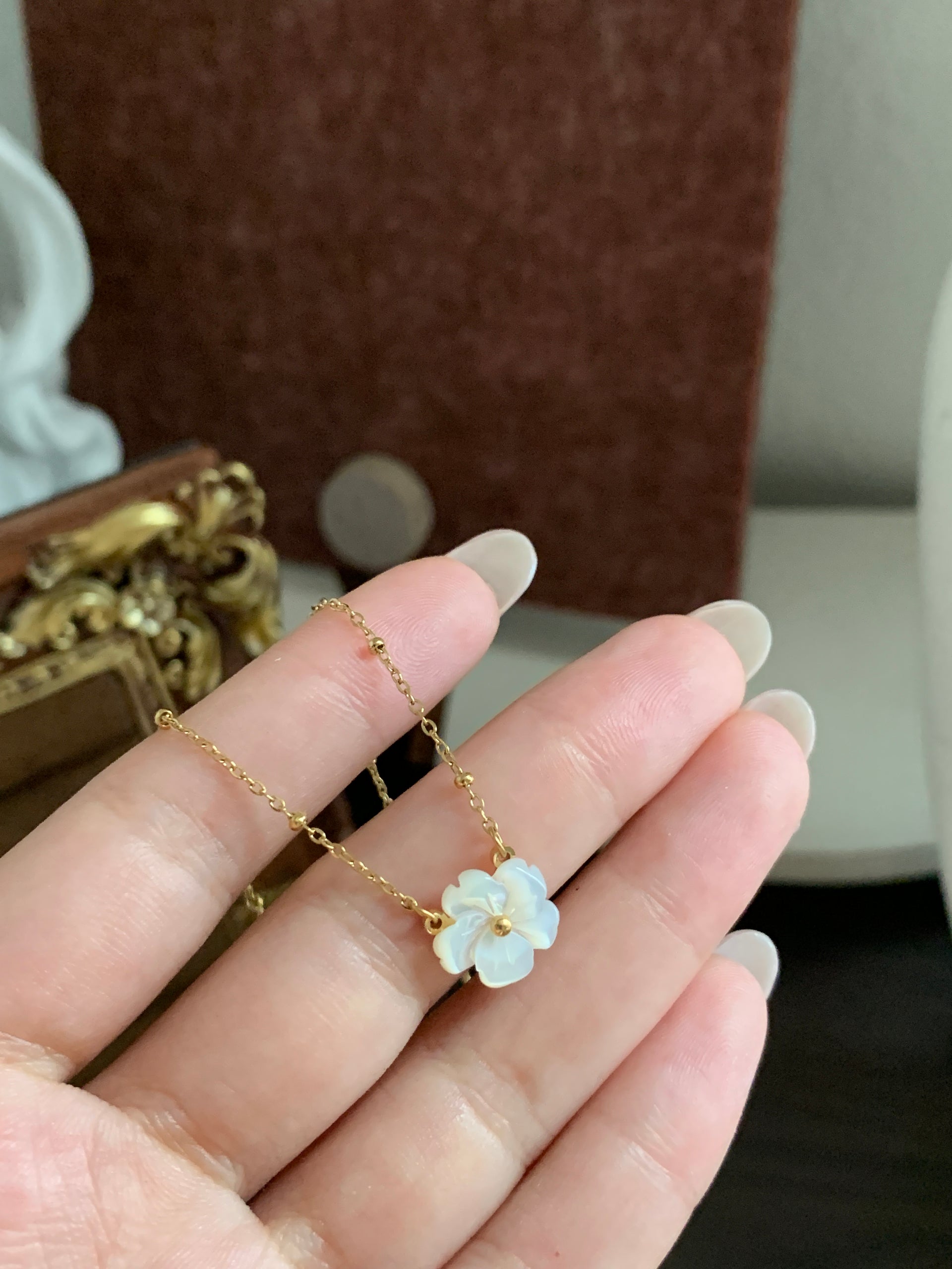 Mother-of-Pearl Flower Necklace