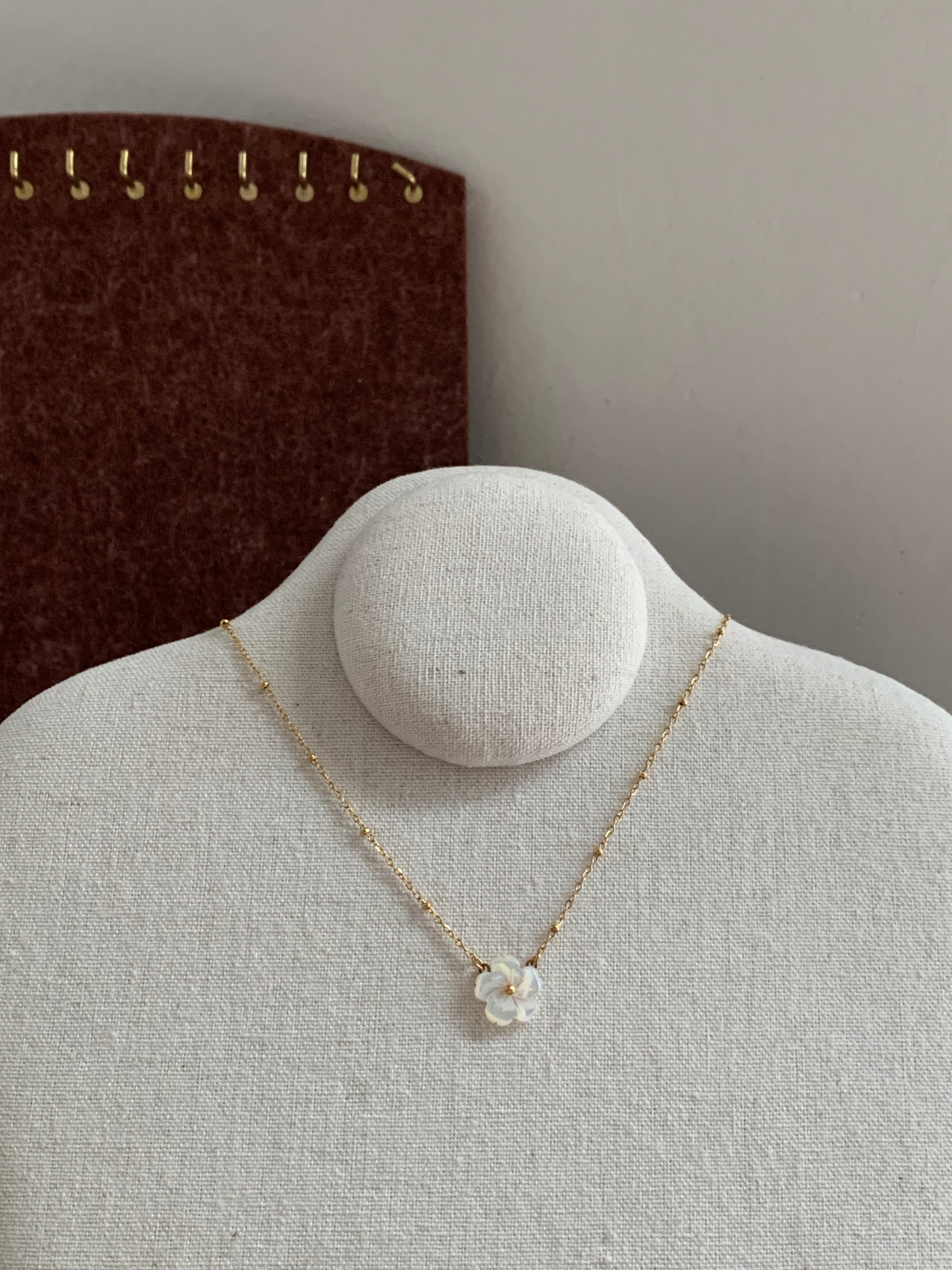 Mother-of-Pearl Flower Necklace