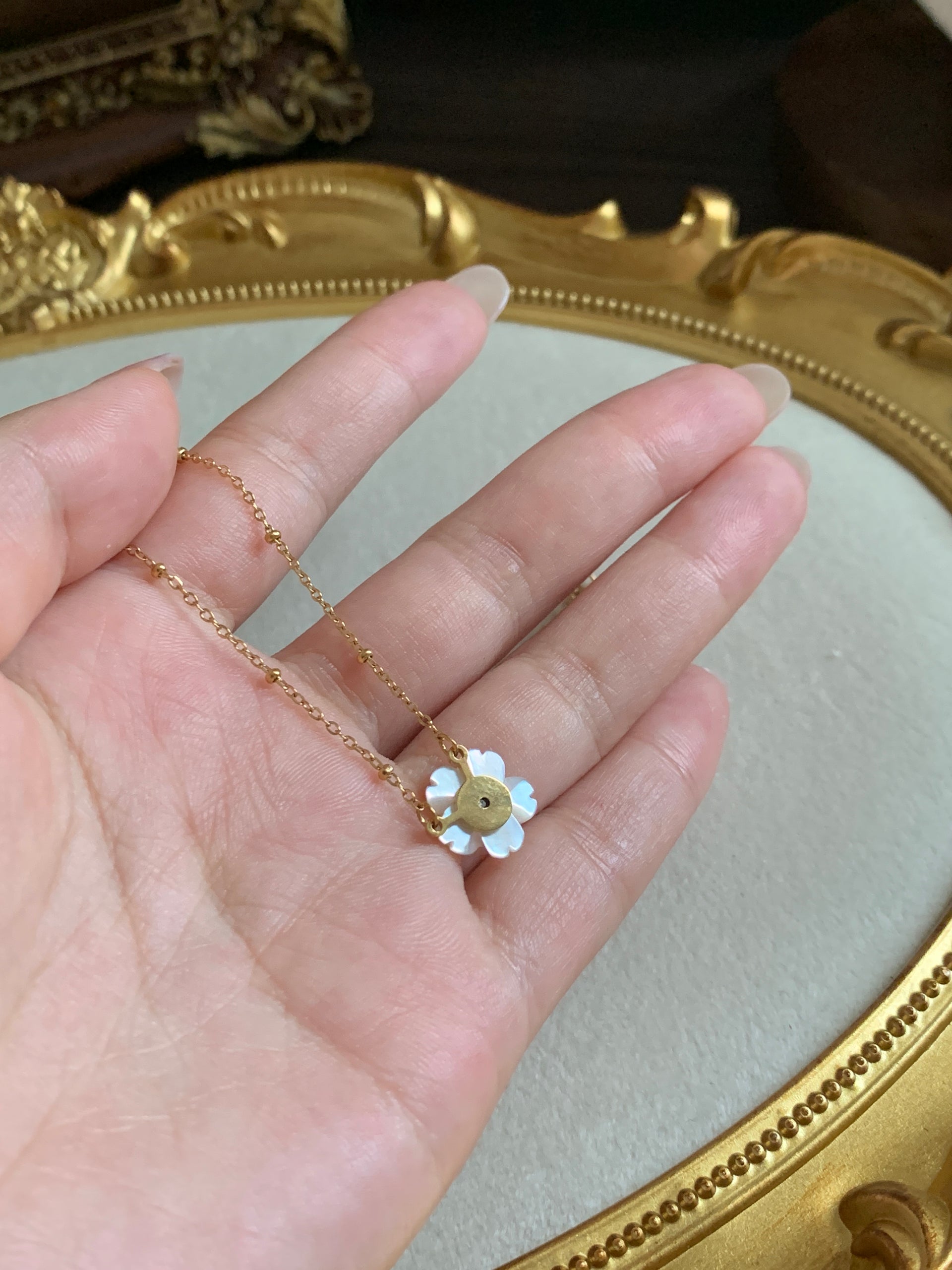 Mother-of-Pearl Flower Necklace