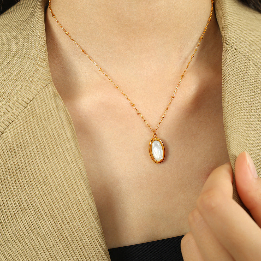 Oval Pendant Necklace with Mother of Pearl