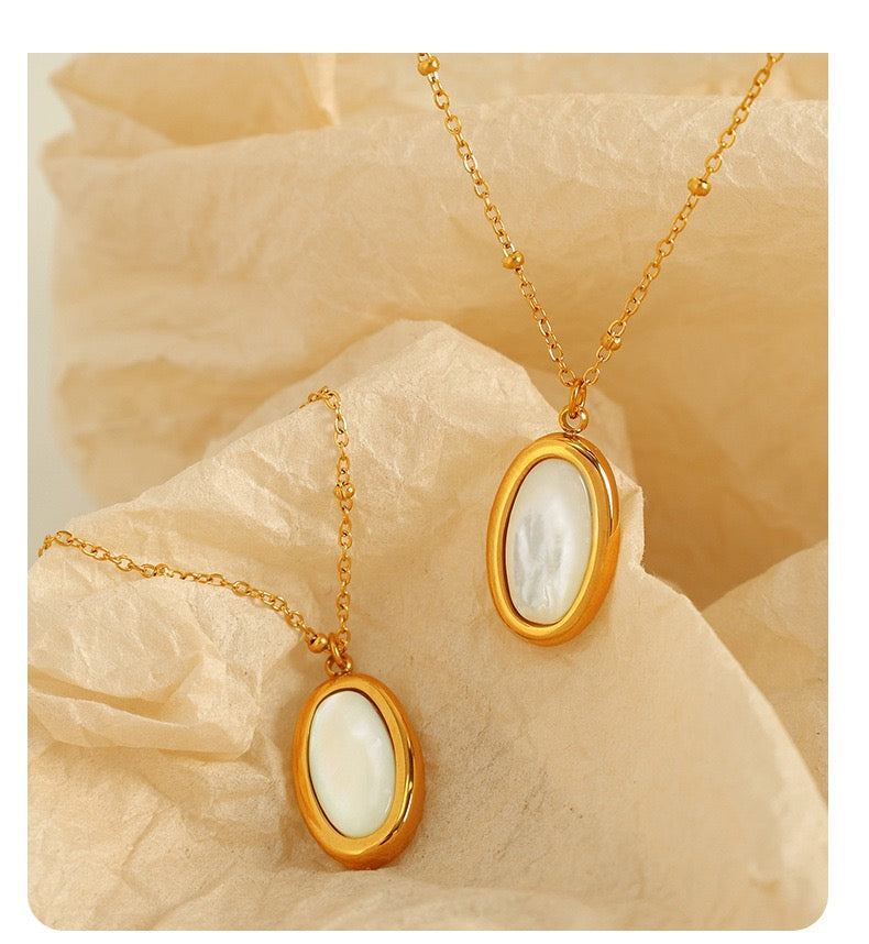 Oval Pendant Necklace with Mother of Pearl
