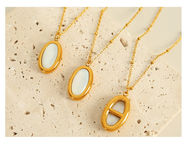 Oval Pendant Necklace with Mother of Pearl